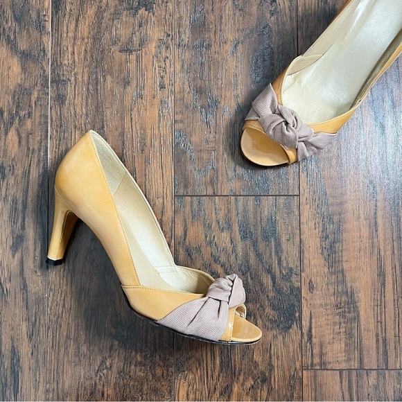 Stuart Weitzman • Turalu pumps heels tan patent leather grosgrain knot peep toe - Picture 2 of 12